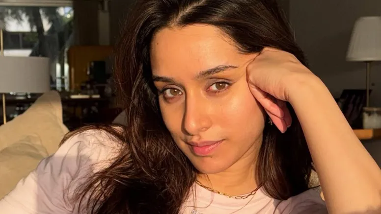Shraddha Kapoor flaunts her sun kissed photos, compliments the mystery photographer